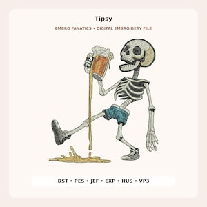 Puede incluir: Archivo de bordado digital titulado Tipsy de Embro Fanatics que muestra un esqueleto con pantalones cortos azules y zapatillas, sosteniendo una jarra de cerveza con espuma derramándose al suelo. Formatos: DST, PES, JEF, EXP, HUS y VP3.