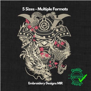 Könnte beinhalten: Gesticktes Design eines Samurai-Helms und eines Drachen in Creme und Rosa auf schwarzem Hintergrund. Das Design enthält den Text "5 Sizes - Multiple Formats" und "Embroidery Designs MIR". Ein grünes "Quality Approved Design"-Siegel befindet sich unten rechts.