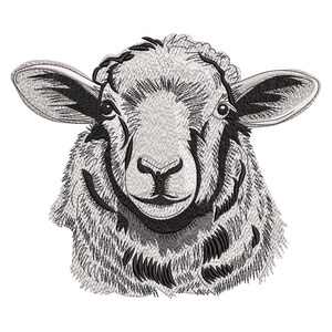 Op de afbeelding: Geborduurd ontwerp van een schapenkop, met zwart-witte details. Het schaap heeft grote oren en een glimlachende uitdrukking. Geschikt voor patches of applicaties, met een focus op het dierenthema.