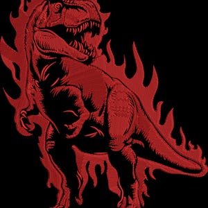 Könnte beinhalten: Ein roter Stickaufnäher mit der Silhouette eines Tyrannosaurus rex, der von stilisierten Flammen umgeben ist. Das Design ist in dichter roter Fadenstickerei auf einem einfarbigen schwarzen Hintergrund ausgeführt und betont die scharfen Zähne.