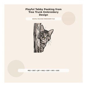 Peut inclure: Un fichier de broderie machine numérique représentant un chat tabby gris et noir qui regarde derrière un tronc d'arbre texturé. Le texte indique Playful Tabby Peeking from Tree Trunk Embroidery Design, DIGITAL MACHINE EMBROIDERY FILE, PES, DST, JEF, HUS, EXP, VP3, XXX.