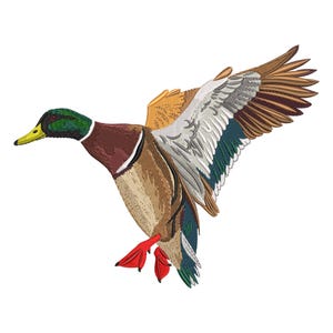 Könnte beinhalten: Gesticktes Bild einer fliegenden Stockente mit detaillierten Nähten. Die Ente hat einen grünen Kopf, einen braunen Körper und Flügel in Braun-, Weiß- und Blautönen. Ihre roten Füße sind ausgestreckt und der gelbe Schnabel ist geöffnet.