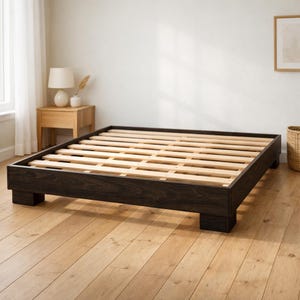 Massiv träplattformssängram, kraftiga ben, minimalistisk skandinavisk stilplan