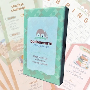 Può includere: Un set di carte "boekenwurm leeschallenge" color verde acqua, con un logo a forma di verme dei cartoni animati. La scatola ha un'etichetta azzurra con testo in olandese. Sono visibili altre carte con testo e una cartella bingo.