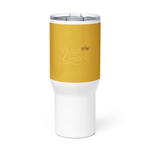 Può includere: Un bicchiere cilindrico con coperchio in plastica trasparente, caratterizzato da un design bicolore con una sezione superiore giallo senape e una sezione inferiore bianca. La parte gialla mostra un'icona a corona dorata sopra il testo Dental Queen.