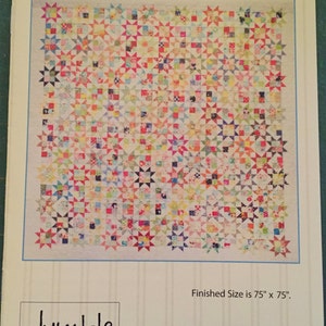 Puede incluir: Un patrón de edredón titulado "MASTER PLAN" con un diseño de patchwork colorido y bloques en forma de estrella. El tamaño final es de 190,5 cm x 190,5 cm. El patrón es de Miss Rosie's Quilt Co. y se llama "Jumble: A Charm Pack mash-up!"