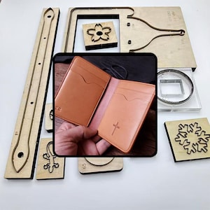 Puede incluir: Una cartera de cuero marrón claro con un diseño de cruz se muestra abierta, revelando ranuras para tarjetas. Alrededor de la cartera hay varias formas de troquelado de madera, incluyendo una flor, un copo de nieve y otras formas geométricas. Herramientas para artesanía en cuero.