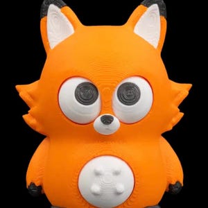 Könnte beinhalten: Eine 3D-gedruckte orangefarbene Fuchsstatuette mit großen, ausdrucksstarken Augen. Der Fuchs hat weiße und schwarze Akzente an Ohren, Pfoten und um die Augen. Ein weißer Kreis mit strukturiertem Design befindet sich auf dem Bauch. Der Hintergrund ist schwarz.