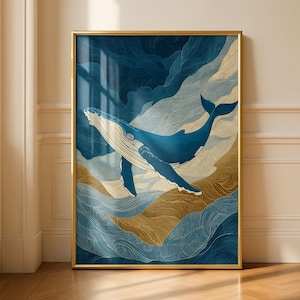 Op de afbeelding: Een ingelijste kunstdruk met een gestileerde blauwe walvis die door abstracte golven zwemt. Het kunstwerk gebruikt tinten blauw, goud en wit, waardoor een serene en artistieke oceaanscène ontstaat. De lijst is goudkleurig.