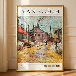 以下が含まれることがあります： 金色のフレームに入った、ゴッホの「工場、1887年」のプリント。このアートワークは、建物、道路、人物が描かれた工場のシーンを描いています。空は青と白の混合です。「VAN GOGH」の文字が上部にあります。