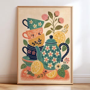Peut inclure: Une affiche murale encadrée représentant une pile de quatre tasses à thé colorées à motifs à côté d'une théière assortie. L'illustration comprend des tranches de citron jaune, des feuilles vertes et des grappes de fleurs roses sur fond beige.
