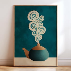 Op de afbeelding: Een ingelijste kunstdruk met een teal theepot met een bruine bovenkant en tuit, die wervelende crèmekleurige stoom afgeeft tegen een teal achtergrond. De theepot staat op een crèmekleurig oppervlak. Het kunstwerk zit in een houten lijst.