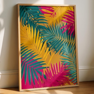 Op de afbeelding: Ingelijste kunstprint met een tropisch bladerdesign. Het kunstwerk toont gestileerde palmbladeren in tinten van teal, fuchsia en geel tegen een warme gele achtergrond. De print is ingelijst in een natuurlijke houten lijst, wat warmte toevoegt.
