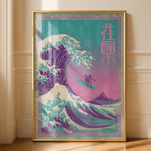 Può includere: Una stampa artistica incorniciata raffigurante un'onda stilizzata con un surfista, nelle tonalità del viola, del verde acqua e del bianco. Lo sfondo passa dal rosa al verde acqua, con testo giapponese in alto a destra. La stampa è in una cornice dorata.