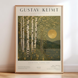 Op de afbeelding: Een verticale rechthoekige kunstdruk met een schilderij van Gustav Klimt van een berkenbos aan een meer met een gouden maan. De tekst luidt GUSTAV KLIMT, VIENNA SECESSION, EXHIBITION, WIEN 1908 en bevat aanvullende tentoonstellingsdetails onderaan.