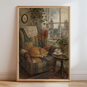 Könnte beinhalten: Ein gerahmter Kunstdruck zeigt eine gemütliche Szene mit einem Patchwork-Sessel, einer schlafenden orangefarbenen getigerten Katze, einer weißen Spitzendeckchen, einem kleinen runden Beistelltisch mit Teetasse und einem Blick auf eine regnerische Stadt.