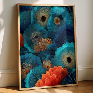 Pode incluir: Impressão artística emoldurada com um design floral abstrato. A obra apresenta tons de azul-petróleo, laranja e dourado, com texturas e padrões detalhados. A moldura de madeira complementa a peça, adequada para decoração de casa. Mede aproximadamente 50 cm x 70 cm.