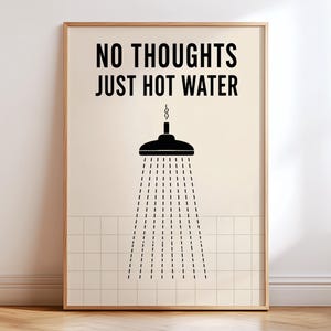 Pode incluir: Uma impressão artística emoldurada com fundo bege claro e o texto preto NO THOUGHTS JUST HOT WATER no topo. Abaixo do texto, há um gráfico preto de um chuveiro com linhas tracejadas pretas representando a água caindo sobre uma grade.