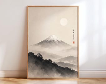 Pode incluir: Uma impressão de arte emoldurada apresentando uma paisagem monocromática de um pico nevado acima de colinas enevoadas e árvores escuras em silhueta. Um sol pálido está no céu, acompanhado por caligrafia japonesa vertical e um selo vermelho.