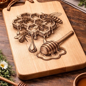 以下が含まれることがあります： 木製のまな板。ハニカムのデザイン、ミツバチ、滴る蜂蜜が彫られています。木製のハニーディッパーが蜂蜜のたまりの上にあります。ボードにはハンドルがあり、他の蜂蜜関連アイテムに囲まれています。
