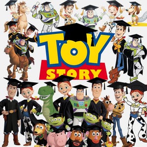 Puede incluir: Un collage de personajes de Toy Story con birretes y togas de graduación. El logotipo de Toy Story está en el centro, con la palabra "TOY" en amarillo y "STORY" en rojo. Incluye a Woody, Buzz Lightyear y Jessie.