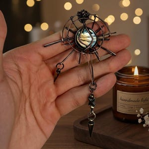 Steampunk Sonne Wire Wrapped Labradorit Talisman | Gothic Cyberpunk Zahnrad Amulett mit Spike | Handgefertigtes einzigartiges Schmuck Geschenk