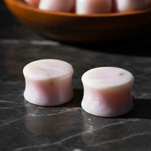 Pink Opal Stein Plugs, Natürliche Pink Opal Flash Ohr Gauges, Double Flare Sattel Plugs, Organic Stone Ear Stret Custom Größen erhältlich