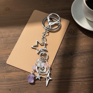Llavero de estrella celestial con amatista, dije para bolso Y2K, espiral estelar plateada, joyería de brujas Fairycore, regalo de cristal hecho a mano para ella