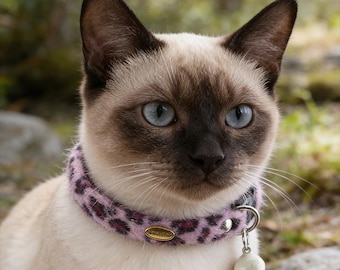 Coleira macia e felpuda com estampa de leopardo rosa e sino | Coleira ajustável para gatinhos, coleira de segurança fofa para gatos e cães de pequeno porte