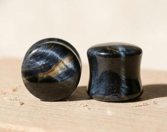 Blauwe tijgeroogpluggen, Hawk's Eye Stone-oormeters, Double Flare-zadelpluggen, organische lichaamssieraden, paar indigo oorstretchers