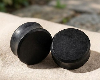Shungiet plugs, natuurlijke matzwarte stenen oorpiercings, dubbele flare zadelplugs, organische stenen oorstretchers, verkrijgbaar in aangepaste maten.