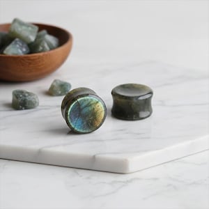 ラブラドライトストーンプラグ、ナチュラルグレーブルーフラッシュイヤーゲージ、ダブルフレアサドルプラグ、オーガニックストーンイヤーストレット。カスタムサイズもご用意しております。