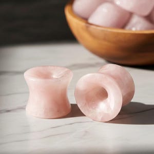Dilatadores de oídos de cuarzo rosa natural, túneles de cristal curativo, tapones de piedra de doble acampanado, tamaños únicos de joyería corporal disponibles.