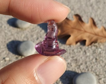 Cappello da strega in fluorite viola naturale, cappello da mago in cristallo intagliato, mini statuetta da cappello magico, decorazione per altare da strega, regalo di Halloween per lei
