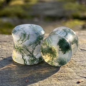 Öronproppar i mossagat, ett par öronproppar i grön agat, öronsträckare i smaragdsten, proppar i naturlig halvädelsten, 8 mm - 30 mm