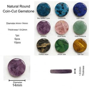 Peut inclure: Collection de pierres précieuses rondes naturelles, taillées en forme de pièces, de différentes couleurs, dont le cristal d'apatite bleu, l'améthyste et l'œil de tigre. Le diamètre varie de 4 mm à 14 mm, avec une épaisseur de 1,8 à 2 mm. Le texte "Natural Round Coin-Cut Gemstone" est visible.