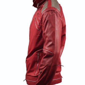 Pode incluir: Casaco de couro vermelho com z&iacute;peres prateados e gola alta. O casaco apresenta um design acolchoado nos ombros e m&uacute;ltiplos bolsos com z&iacute;per. O estilo geral &eacute; elegante e moderno, adequado para v&aacute;rias ocasi&otilde;es.
