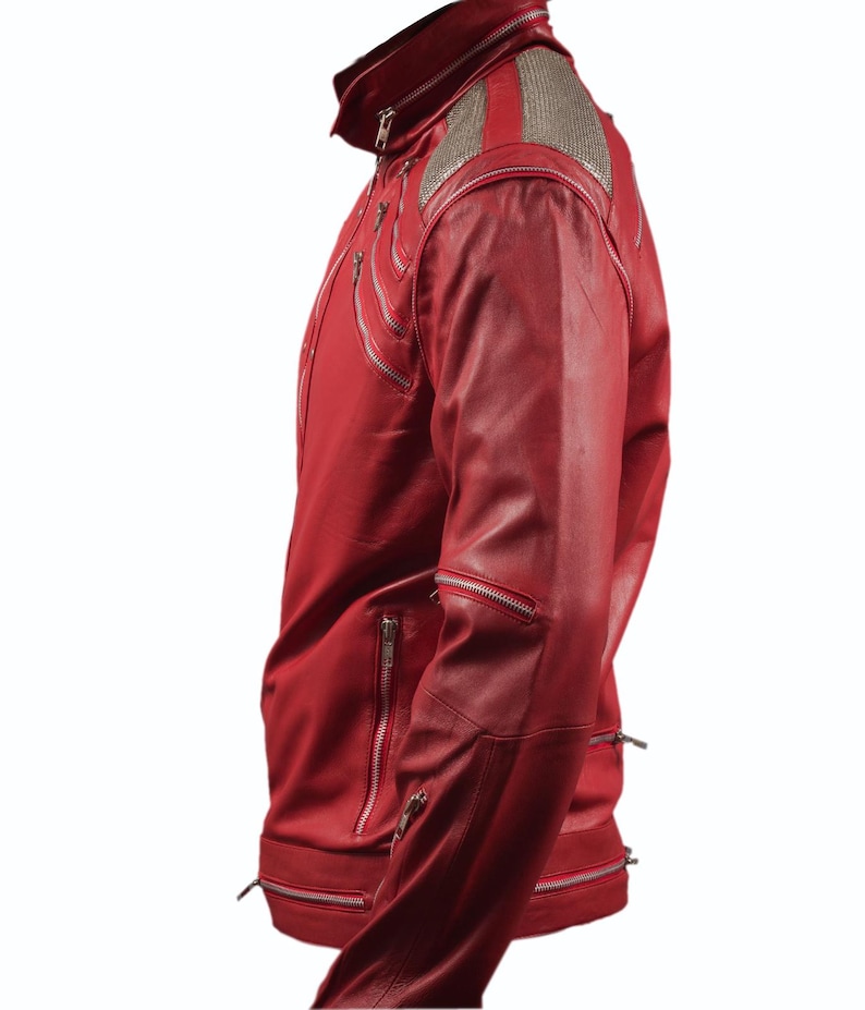 Pode incluir: Casaco de couro vermelho com z&iacute;peres prateados e gola alta. O casaco apresenta um design acolchoado nos ombros e m&uacute;ltiplos bolsos com z&iacute;per. O estilo geral &eacute; elegante e moderno, adequado para v&aacute;rias ocasi&otilde;es.