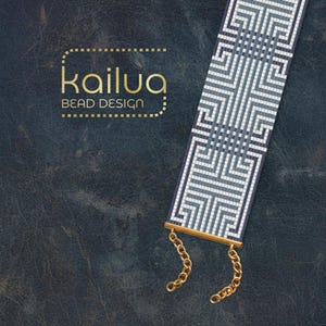 Puede incluir: Una pulsera de cuentas con un patrón geométrico en tonos azules, blancos y grises. La pulsera tiene detalles metálicos dorados y cadenas. El nombre de la marca "kailua BEAD DESIGN" se muestra en oro.