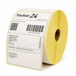 Puede incluir: Un rollo de etiquetas de envío adhesivas blancas con bordes amarillos. La etiqueta superior muestra el texto Tracked 24, un código QR, un código de barras y campos para el nombre del destinatario, dirección, ciudad, código postal y referencias.