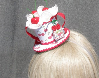 Kirschen und Creme Mini Fascinator Partyhut