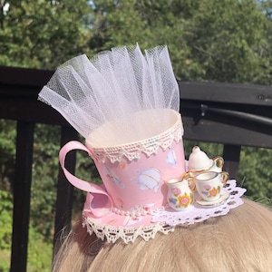 Mini tocado de fiesta con perlas, encaje y rosa té