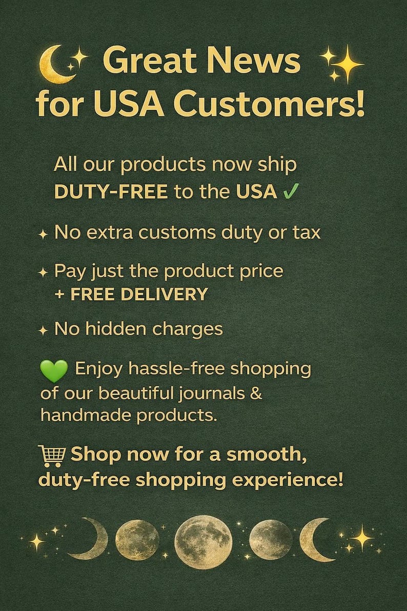 K&ouml;nnte beinhalten: Dunkelgr&uuml;ne Grafik mit goldenem Text, der "Great News for USA Customers!" ank&uuml;ndigt und zollfreien Versand, kostenlose Lieferung und handgefertigte Journale bewirbt.