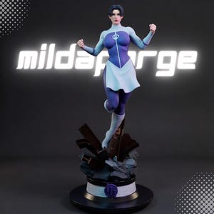 Könnte beinhalten: Eine Sammlerfigur eines Charakters mit kurzem dunklem Haar, bekleidet mit einem violetten und hellblauen Body mit weißem Rocküberzug. Die Figur steht auf einem Sockel mit dunklem Schutt und einem kreisförmigen Emblem, im Hintergrund steht der Text mildaporge.