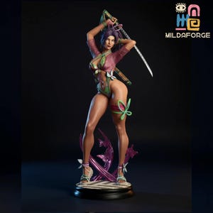 Puede incluir: Figura detallada de una mujer con un atuendo rosa y verde, sosteniendo una katana. La figura tiene cabello morado y posa sobre una base decorativa con el texto "MILDAFORGE". La figura mide aproximadamente 30 cm de altura.