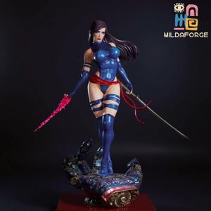 Puede incluir: Estatua detallada de un personaje femenino con un body azul con detalles rojos, sosteniendo una espada de energía rosa y una katana. La figura se alza sobre una base ornamentada con un fondo oscuro. El logo "MILDAFORGE" es visible.