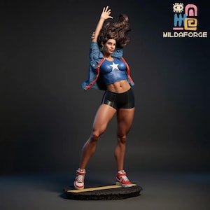 Puede incluir: Figura detallada de una mujer en una pose dinámica, con un top corto azul con una estrella blanca, una chaqueta vaquera, pantalones cortos negros y zapatillas rojas. La figura tiene cabello castaño y está de pie sobre una base negra con una raya amarilla. El logo "MILDAFORGE" es visible.