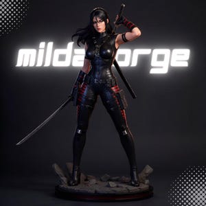Può includere: Una statuetta da collezione di una guerriera dai capelli scuri vestita con una tuta tattica nera con strisce rosse, che impugna una lunga spada katana. La figura poggia su una base rocciosa con la scritta "mildaforge" in lettere bianche luminose.