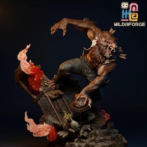 Puede incluir: Escultura detallada de un hombre lobo en pose dinámica, con pelaje marrón y garras afiladas. La figura rompe una estructura de madera, con acentos rojos y naranjas. El texto "MILDAFORGE" es visible.