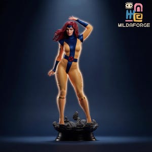 Può includere: Statuetta di un personaggio in un body giallo e blu con capelli rossi, in piedi su una base rocciosa. Il personaggio ha un simbolo X blu sulla cintura. La statuetta è illuminata con un effetto luminoso. Il logo "MILDAFORGE" è in alto a destra.